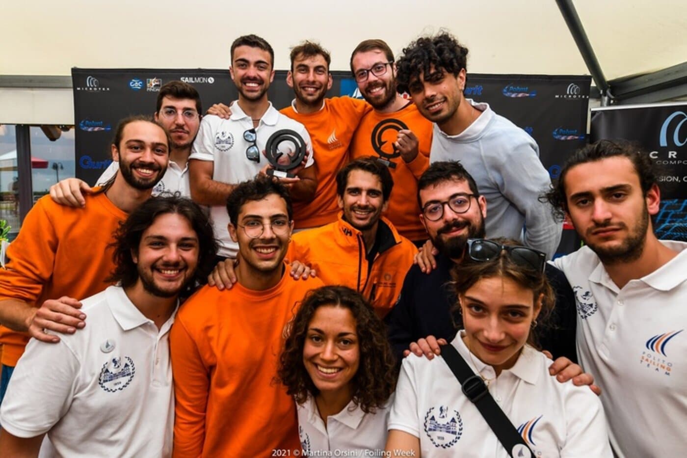 Parte del Polito Sailing Team durante la premiazione. Credit: profilo instagram del Polito Sailing Team