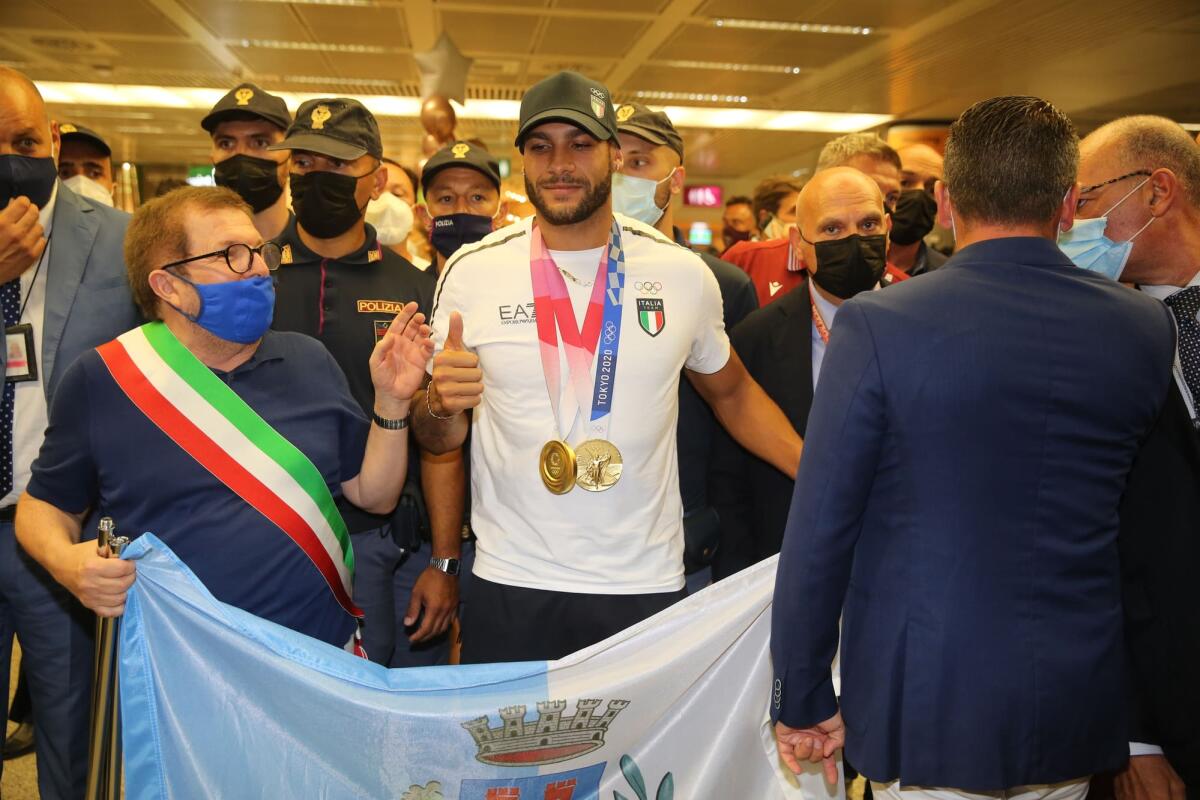 Allenamento e aerodinamica, i segreti dietro l'oro Olimpico di Jacobs - Fiumicino. Rome, Italy - 9.8.2021:  Marcell Jacobs, an Italian athlete who won two gold medals at the Tokyo 2020 Olympics games, returns to Italy at the Fiumicino airport celebrated by his mother and friends.