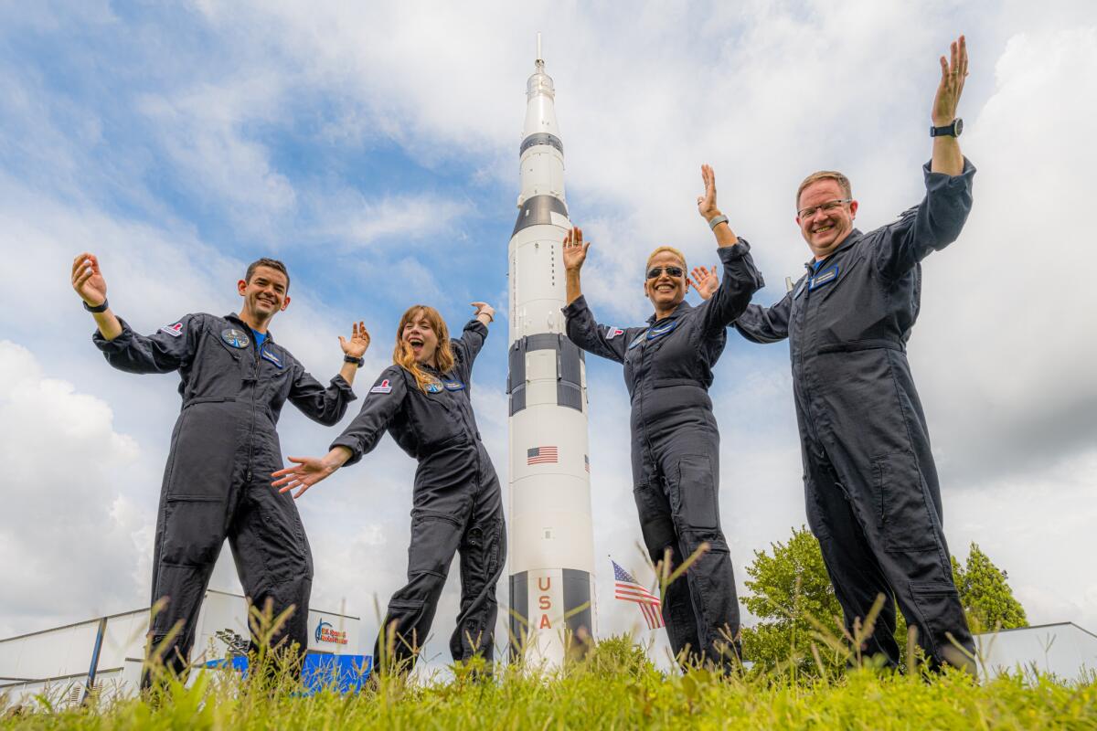 Inspiration4, il primo volo civile di SpaceX sarà documentato da Netflix - L'equipaggio della missione Inspiration4 di SpaceX in visita allo Space Camp in Alabama. Il lancio sarà documentato da Netflix. Crediti: Inspiration4 / John Kraus.