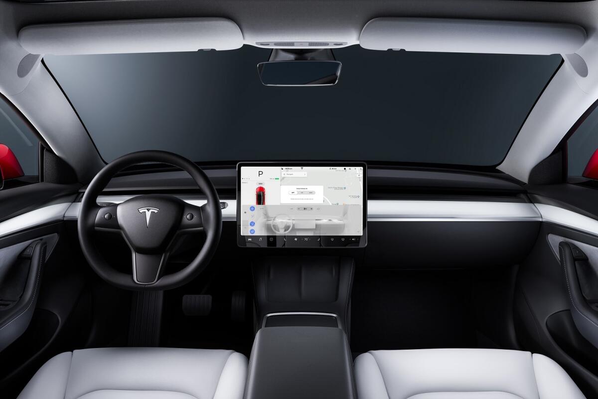 Tesla Autopilot: in America si indaga su 11 incidenti causati dalla guida autonoma dal costo di 10 mila dollari - Tesla Autopilot: in America si indaga su 11 incidenti causati dalla guida autonoma dal costo di 10 mila dollari