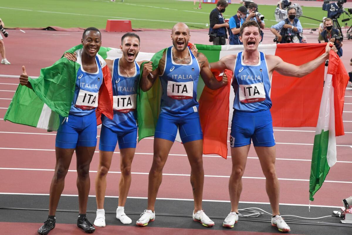 Allenamento e aerodinamica, i segreti dietro l'oro Olimpico di Jacobs - I quattro corridori italiani festeggiano l'oro Olimpico a Tokyo 2020. Crediti: Alfredo Falcone - LaPresse