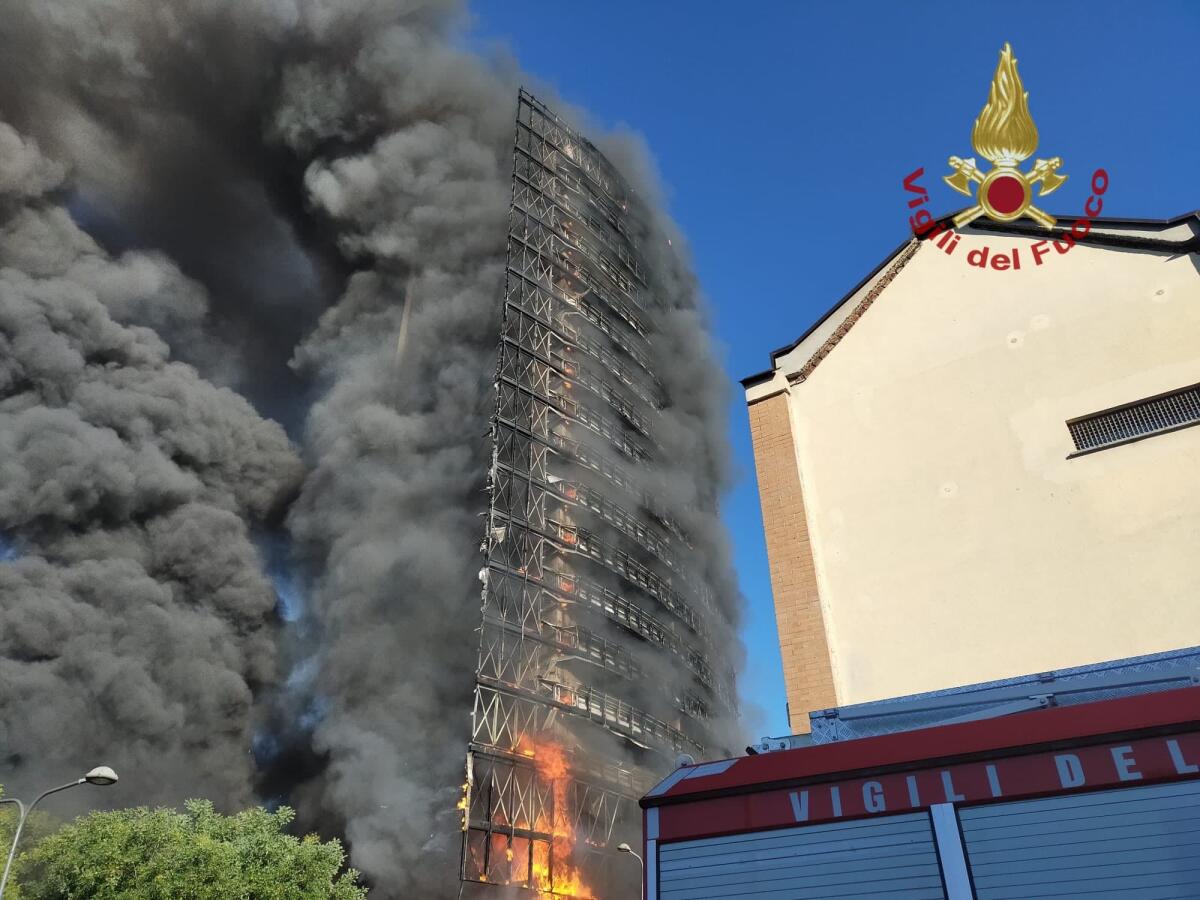 Incendio in un grattacielo a Milano, dubbi sui materiali della facciata - 