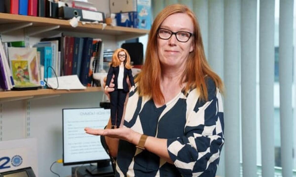 Una Barbie virologa in onore alla co-creatrice del vaccino Astrazeneca! - Prof Sarah Gilbert receives her Barbie doll in Oxford. Photograph: Andy Paradise/Rex/Shutterstock