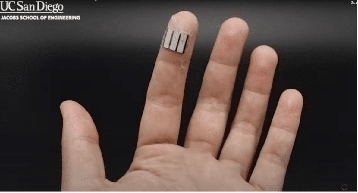 Il dispositivo avvolge il dito come un normale cerotto. Credits: University of California