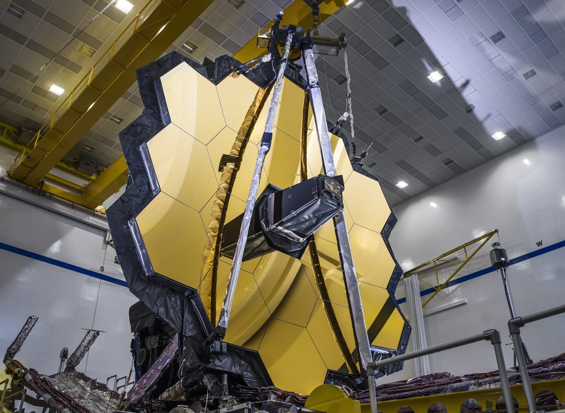 Lo specchio primario del James Webb Telescope. Credits: NASA/C. Gunn