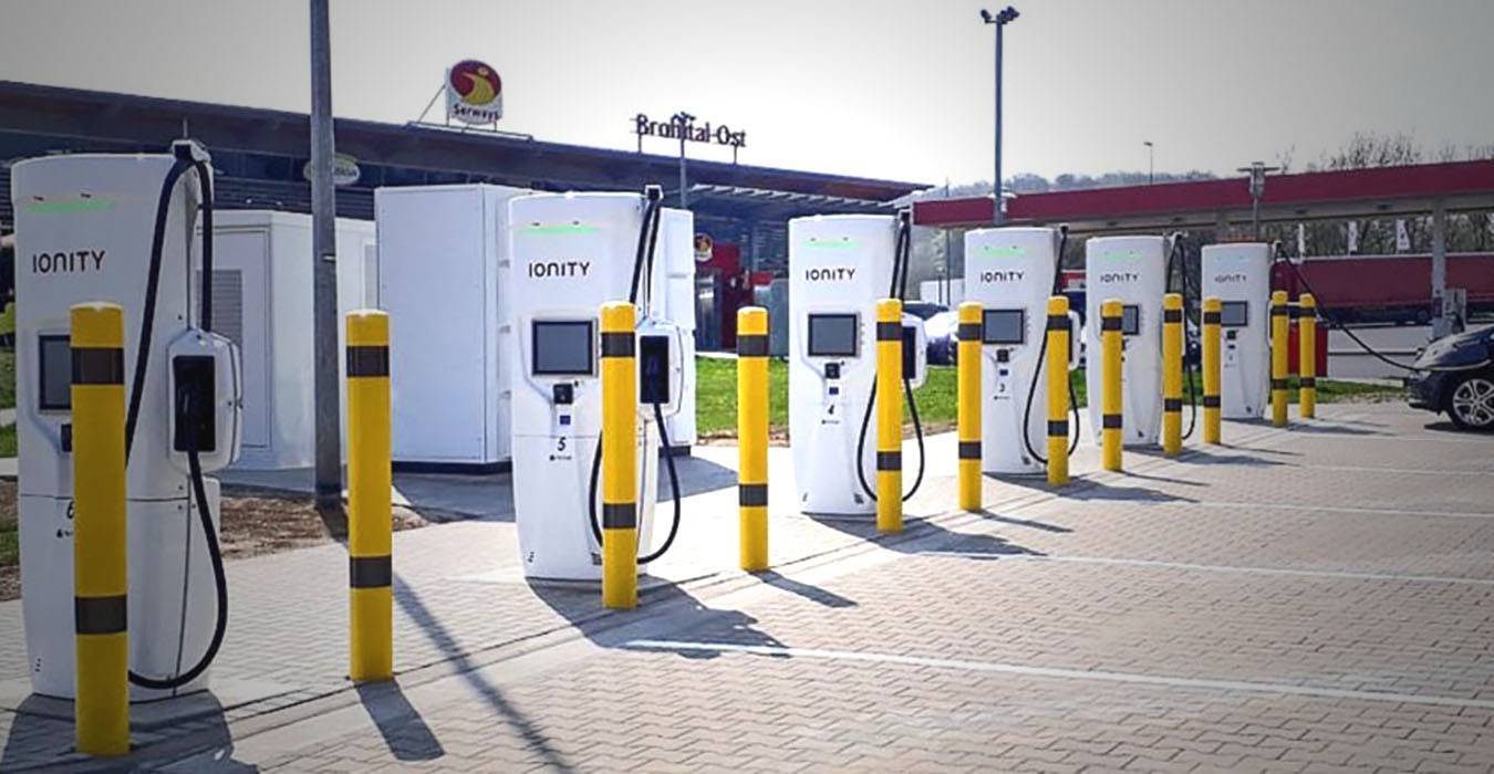 Ricaricare un'auto elettrica con colonnine HPC