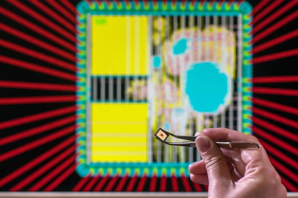 Il chip realizzato dai ricercatori del TUM. Fonte: Astrid Eckert / TUM.