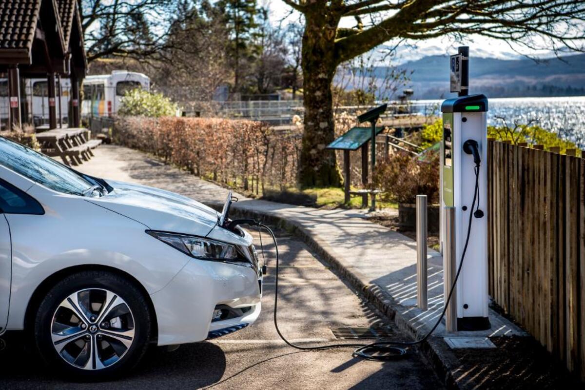Ricaricare un'auto elettrica tramite presa frontale