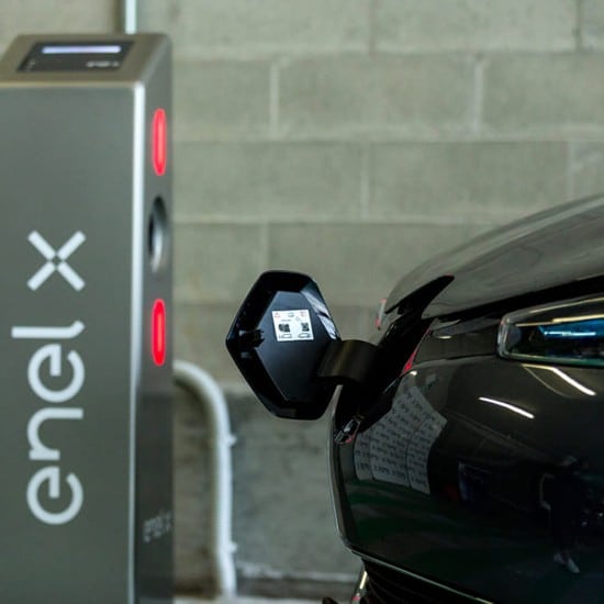 Le colonnine Enel X per ricaricare un'auto elettrica