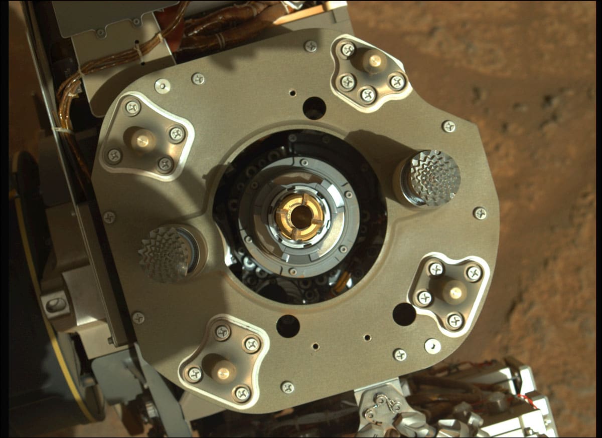 Quest'immagine ripresa dalla Mastcam-Z mostra la provetta. Credit: Nasa's Mars Exploration Program