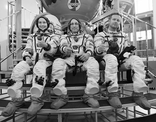 L'equipaggio russo con l'attrice. Credit: Roscosmos
