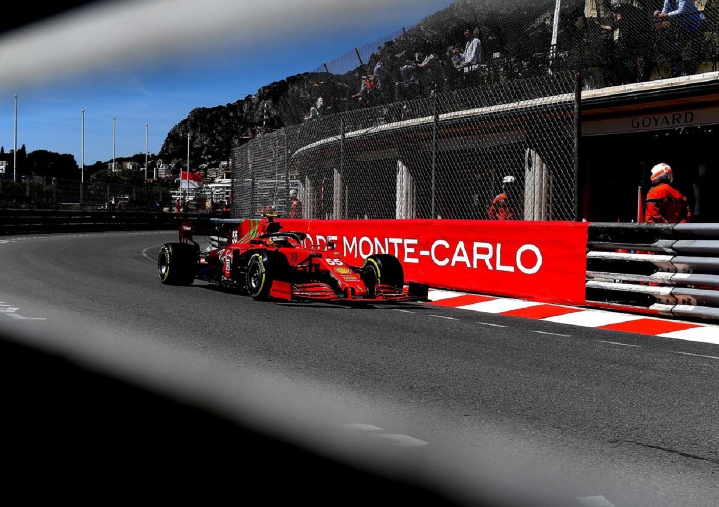 Carlos Sainz in azione sul circuito di Monte Carlo con la SF21