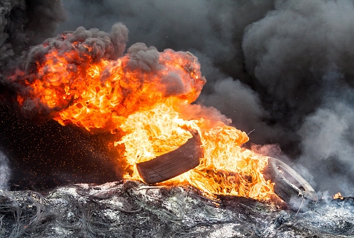 In Kuwait brucia la discarica di pneumatici