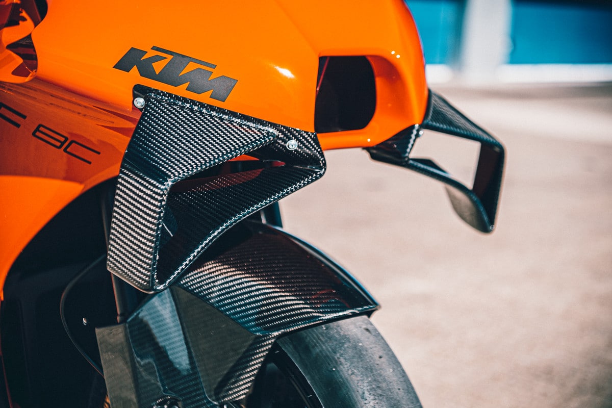 KTM RC 8C: un dettaglio della parte anteriore della carena, con l'alettone in fibra di carbonio in bella evidenza