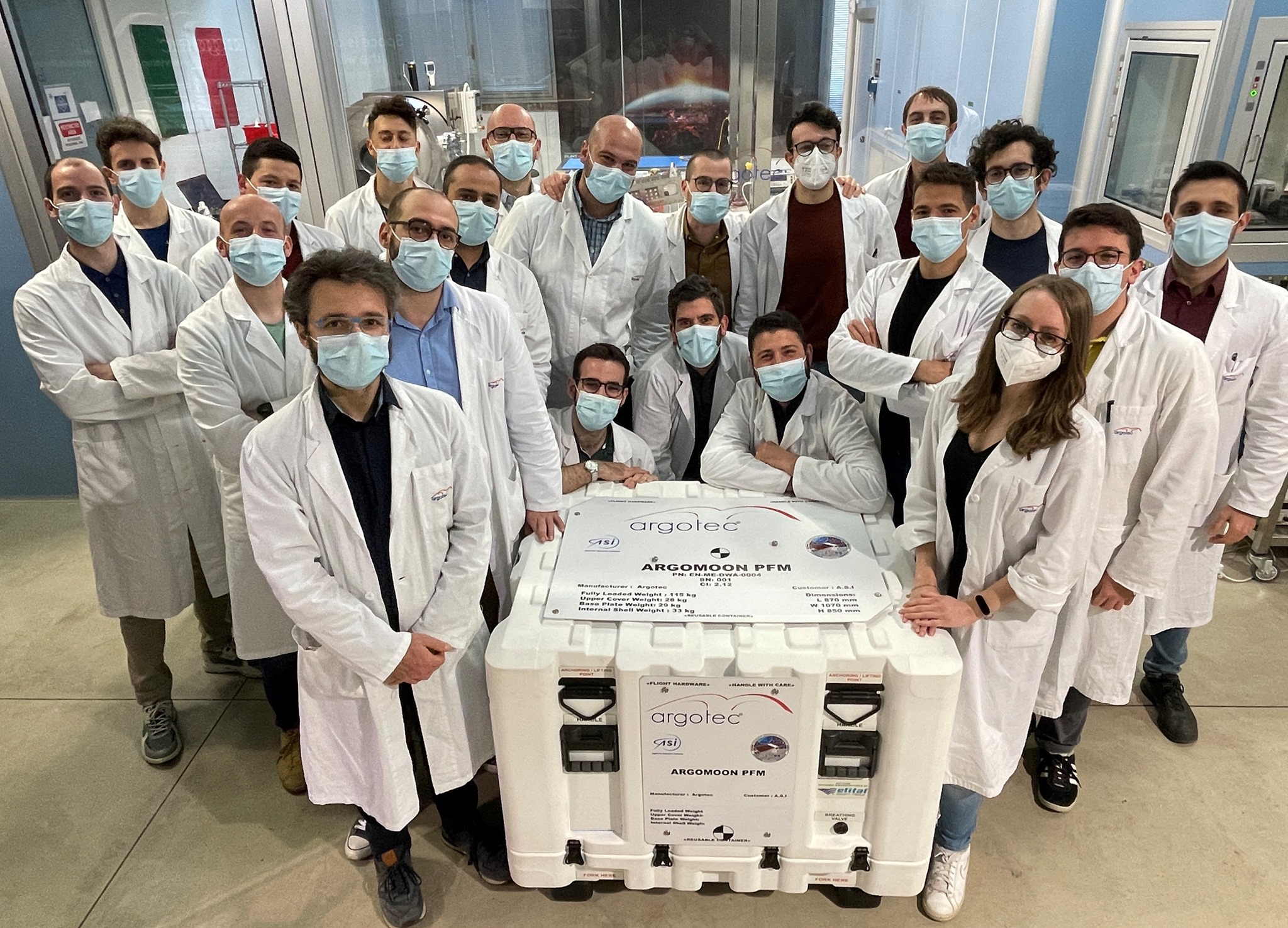 Il team di Argotec con LiciaCube pronto per essere spedito alla NASA. Credit: profilo Facebook di Argotec