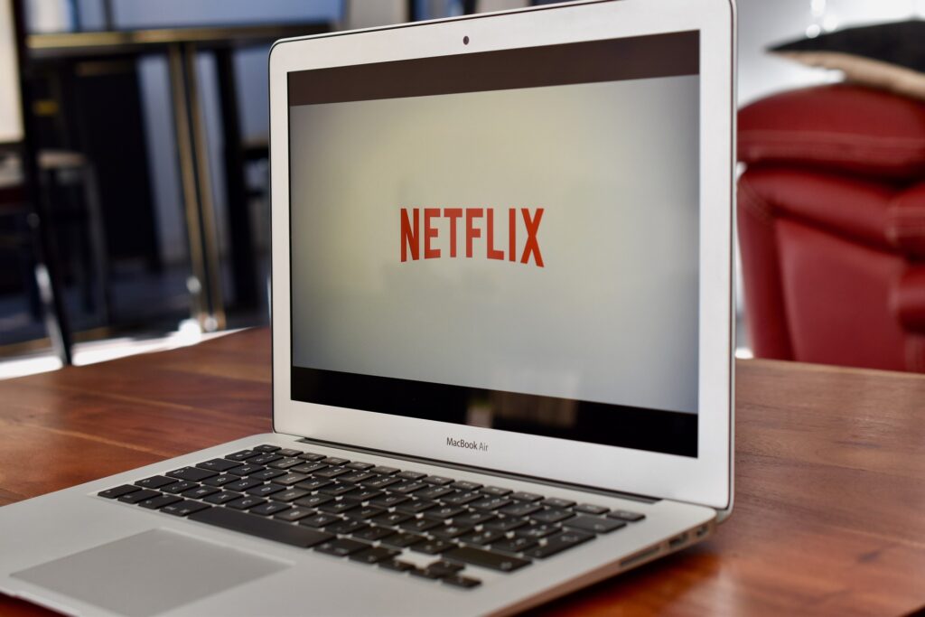 La condivisione degli account dovrebbe essere fatta fra persone della stessa abitazione ed è per questo che Netflix sembra aver avviato dei test a proposito.