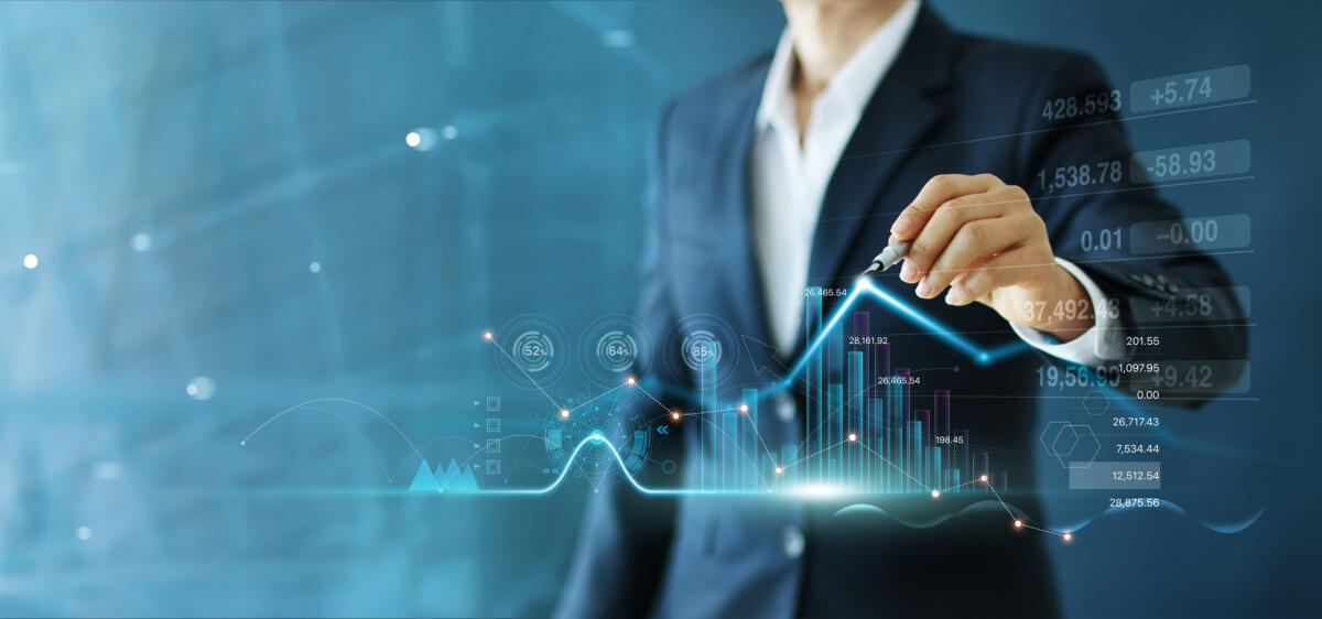 L’importanza del business plan e di un buon software - Businessman draw growth graph and progress of business and analyzing financial and investment data ,business planning and strategy on blue background.