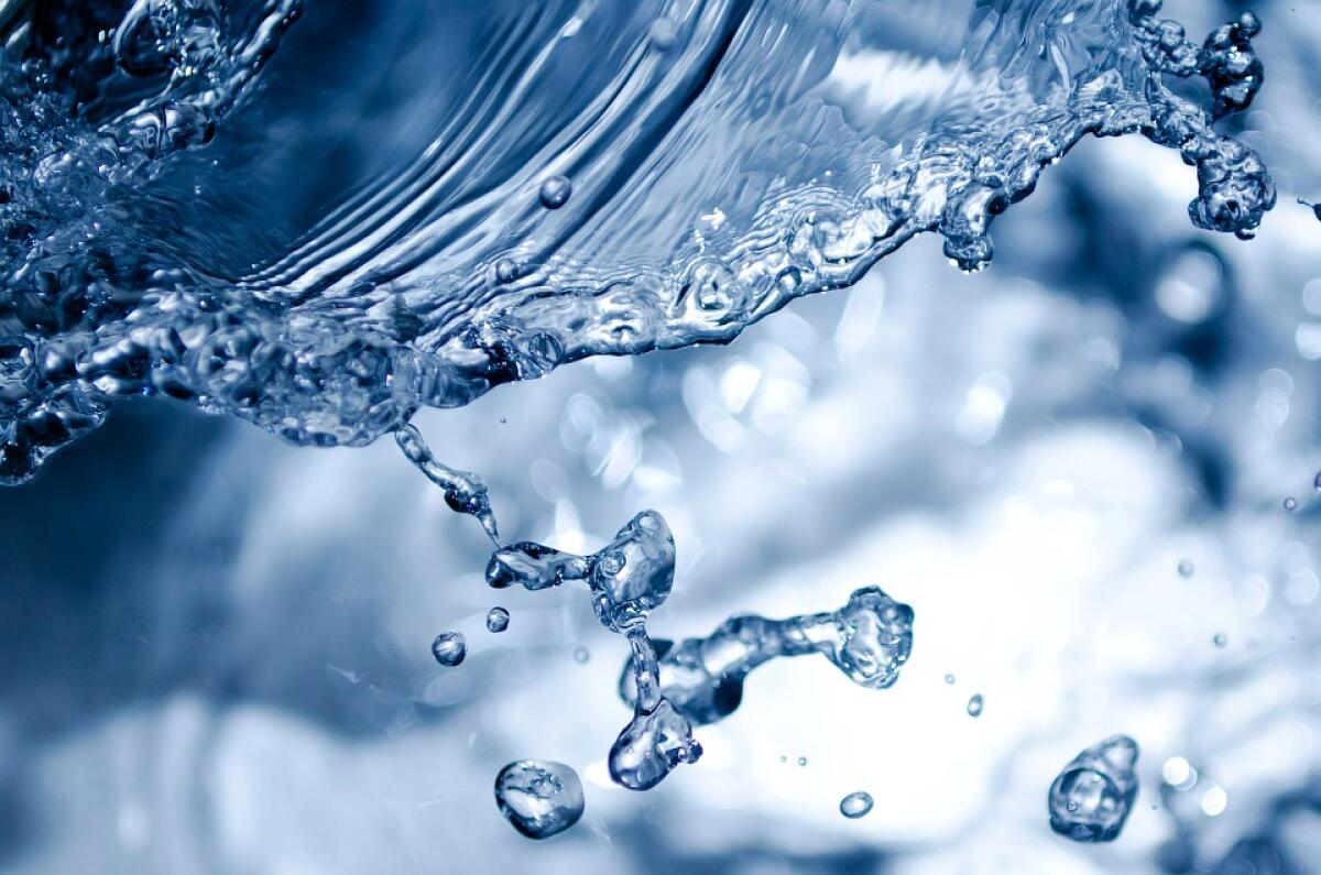 Si può trasformare l'acqua in un metallo dorato? Si, ma per pochi secondi - 
