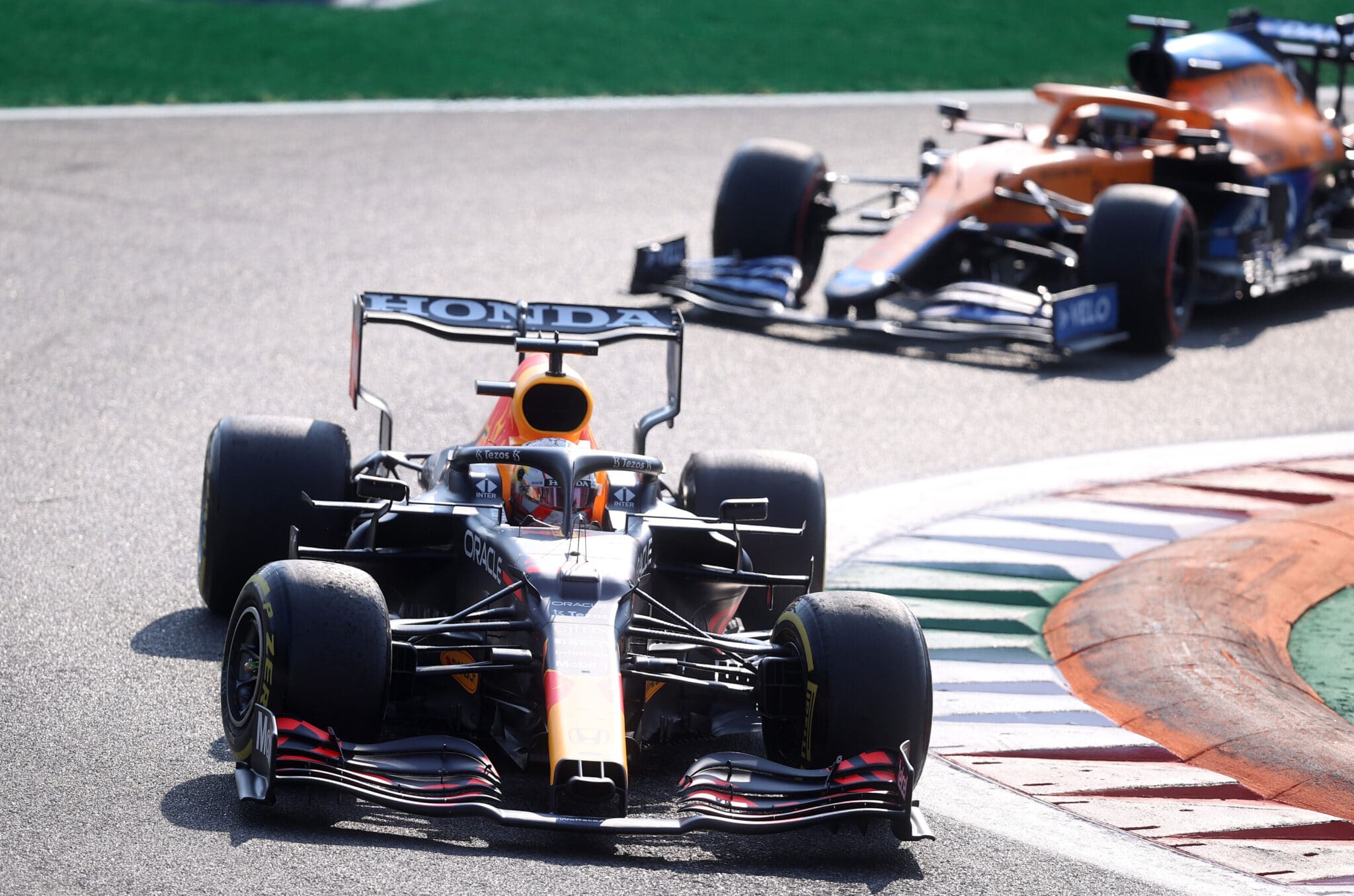 Max Verstappen sul circuito di Monza. Si può notare l'aerodinamica particolarmente scarica - Copyright foto: Red Bull Content Pool