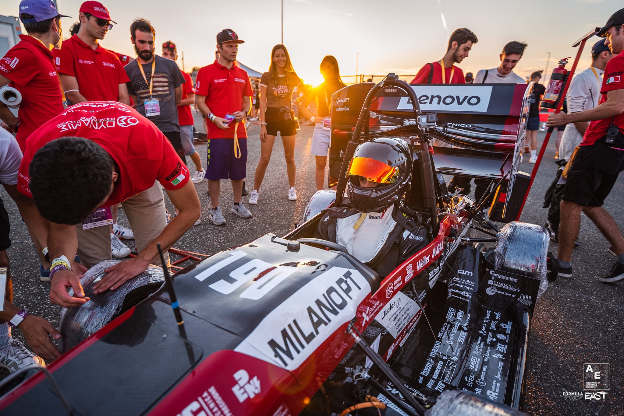 Dall'alba al tramonto, il team Dynamis PRC non si ferma mai: pronto fin dall’apertura dei box alle 7.00 di mattina, fino alla chiusura alle 21.00, ogni attimo è essenziale. Si può notare il cellophane sugli pneumatici che serve per non sporcare questi ult