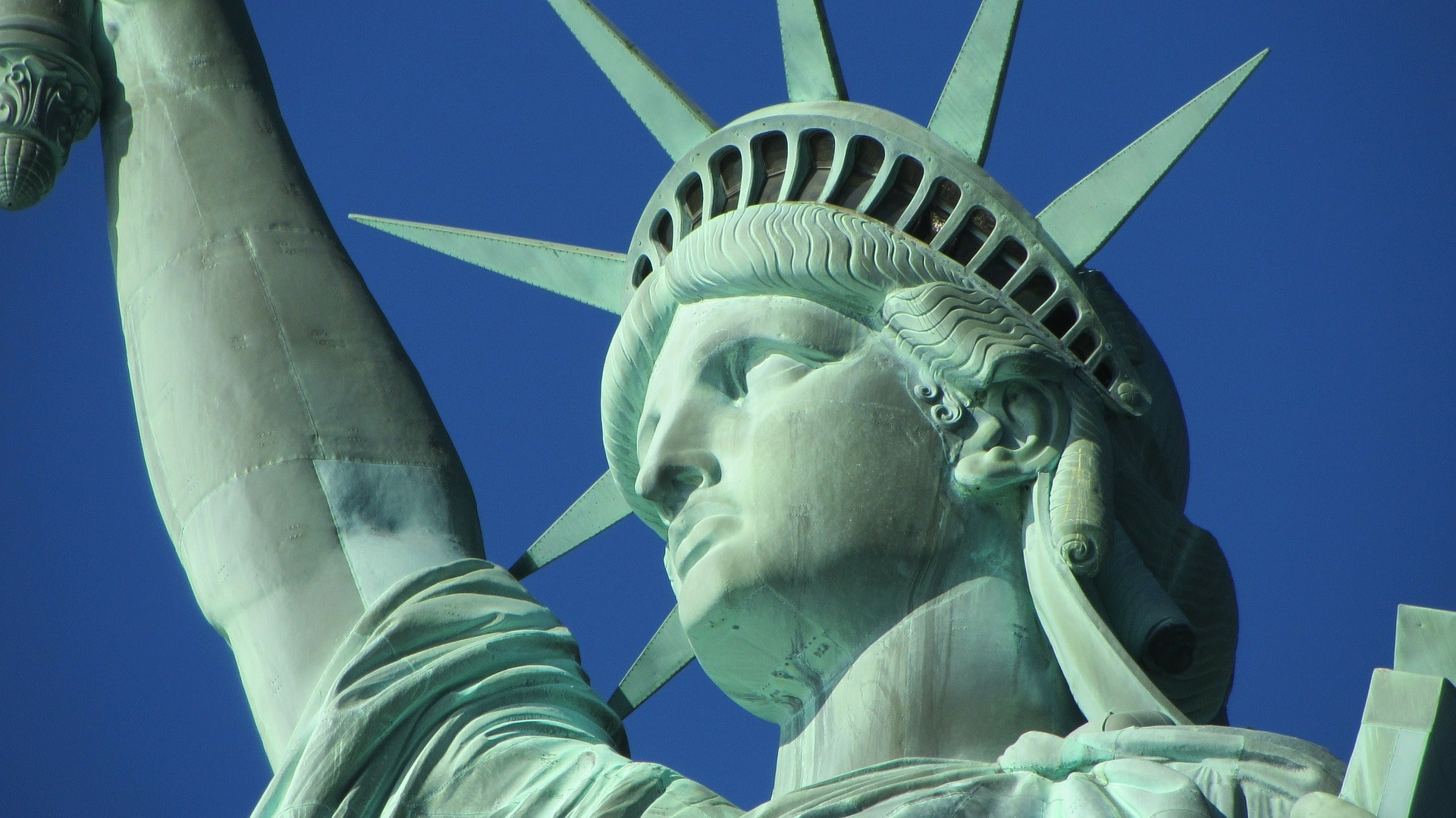 La celebre Statua della Libertà situata a New York è costituita da circa 80 tonnellate di lastre in rame che ossidandosi hanno acquisito il caratteristico color verde. (Fonte: Ronile da Pixabay)