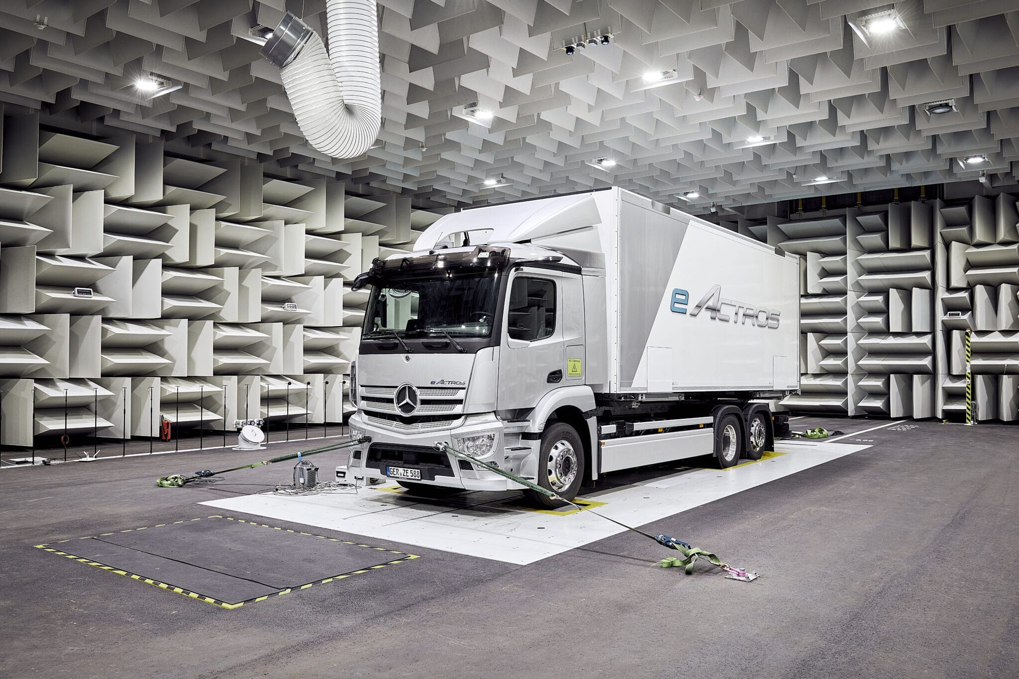 L'eActros in fase di collaudo. Credit: Media Mercedes-Benz Italia