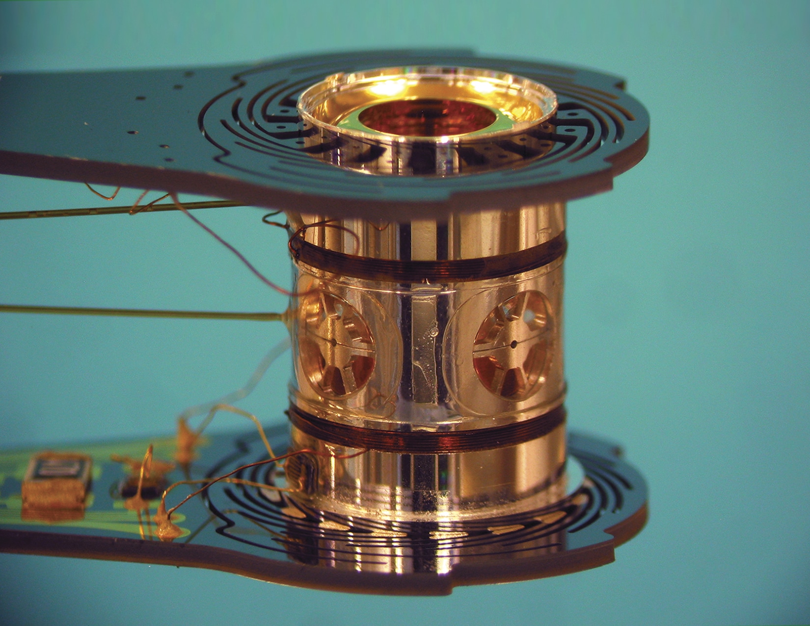 Capsula o hohlraum al cui interno viene inserita la sfera di combustibile: ha lo scopo di posizionare esattamente la sfera e di portarla in stato criogenico ( -255 °C ).fonte: lasers.llnl.gov