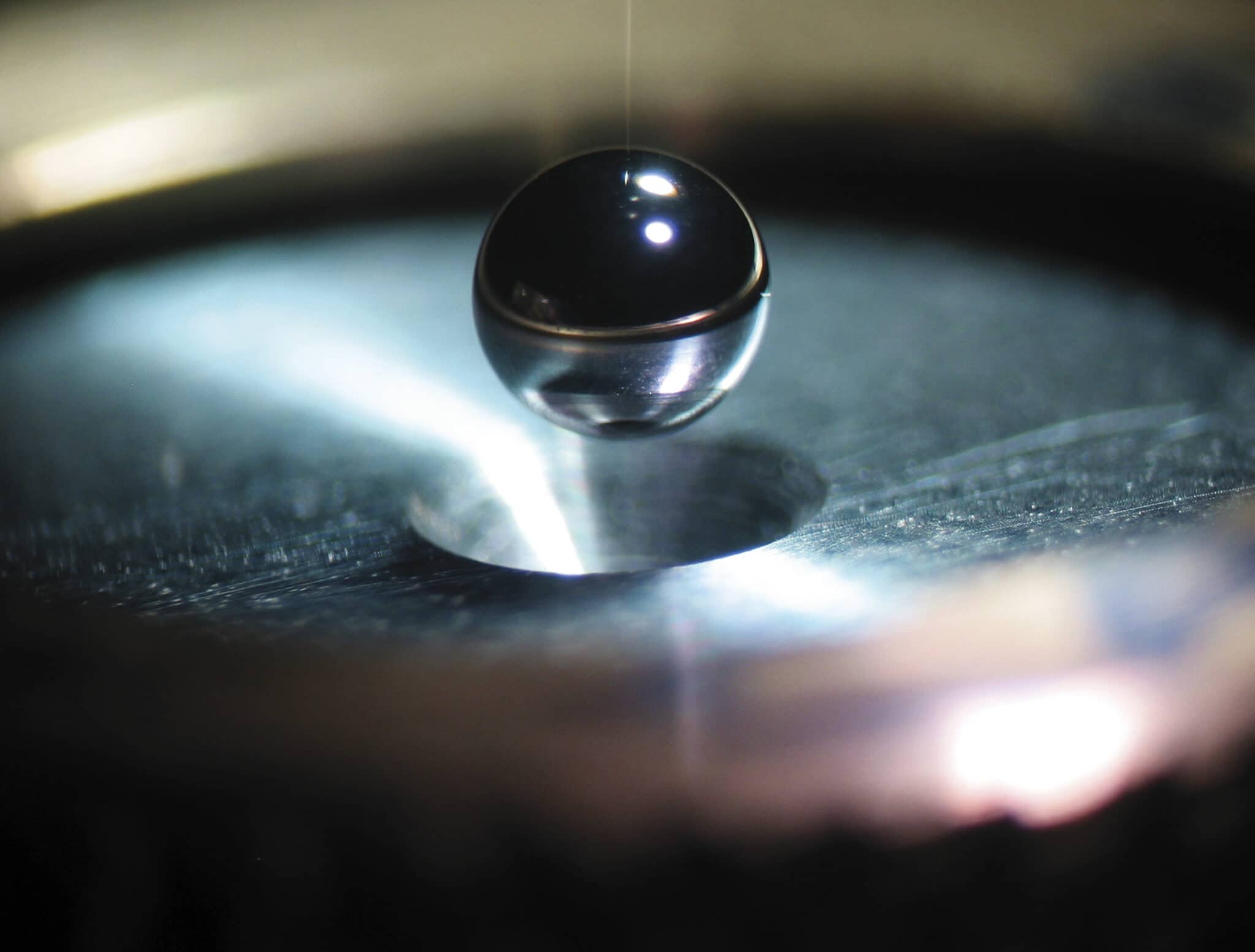 Sfera bersaglio con raggio pari a 2 mm: al suo interno la miscela di deuterio e trizio in stato criogenico.fonte: lasers.llnl.gov