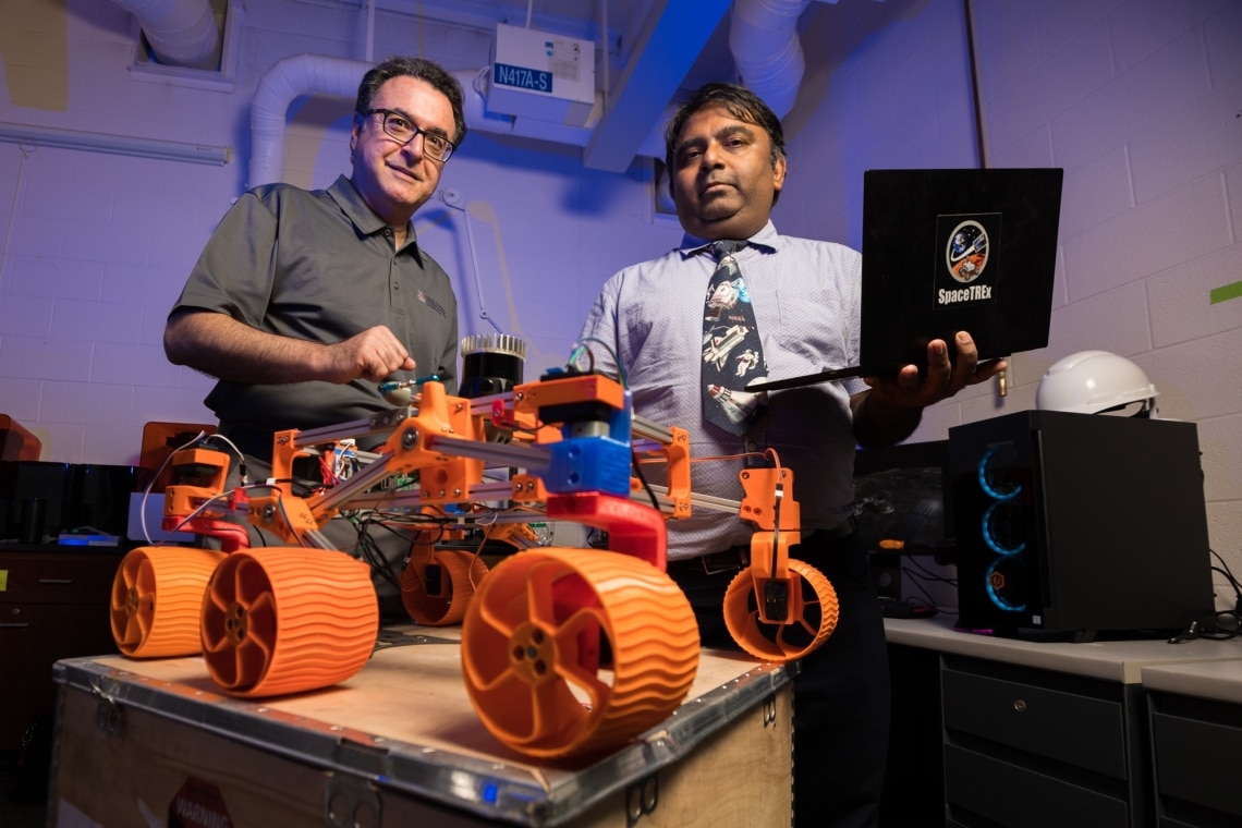 Gli ingegneri Jekan Thanga e Moe Momayez dell’Università dell’Arizona (mostrati sopra) hanno ricevuto $500,000 dalla NASA per costruire i nuovi robot che dovrebbero essere utilizzati nel nuovo progetto per lo studio della Luna. Credits: Università dell'Ar