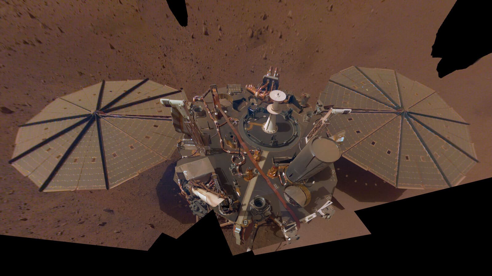 Il selfie del lander InSight, ricostruzione a partire da 14 immagini scattate dal robot (Instrument Deployment Camera posizionata sul braccio robotico) durante sol 106 e 133. Il lander InSight ha rilevato 3 terremoti su Marte tra agosto e settembre 2021. 