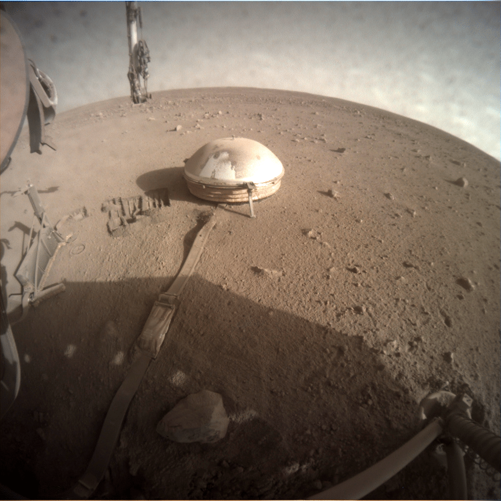 Immagine grezza catturata da InSight (mediante Instrument Context Camera) che mostra l'area in vicinanza al lander. Foto realizzate durante il sol 1003, ovvero lo scorso 22 settembre 2021. Crediti: NASA/JPL-Caltech