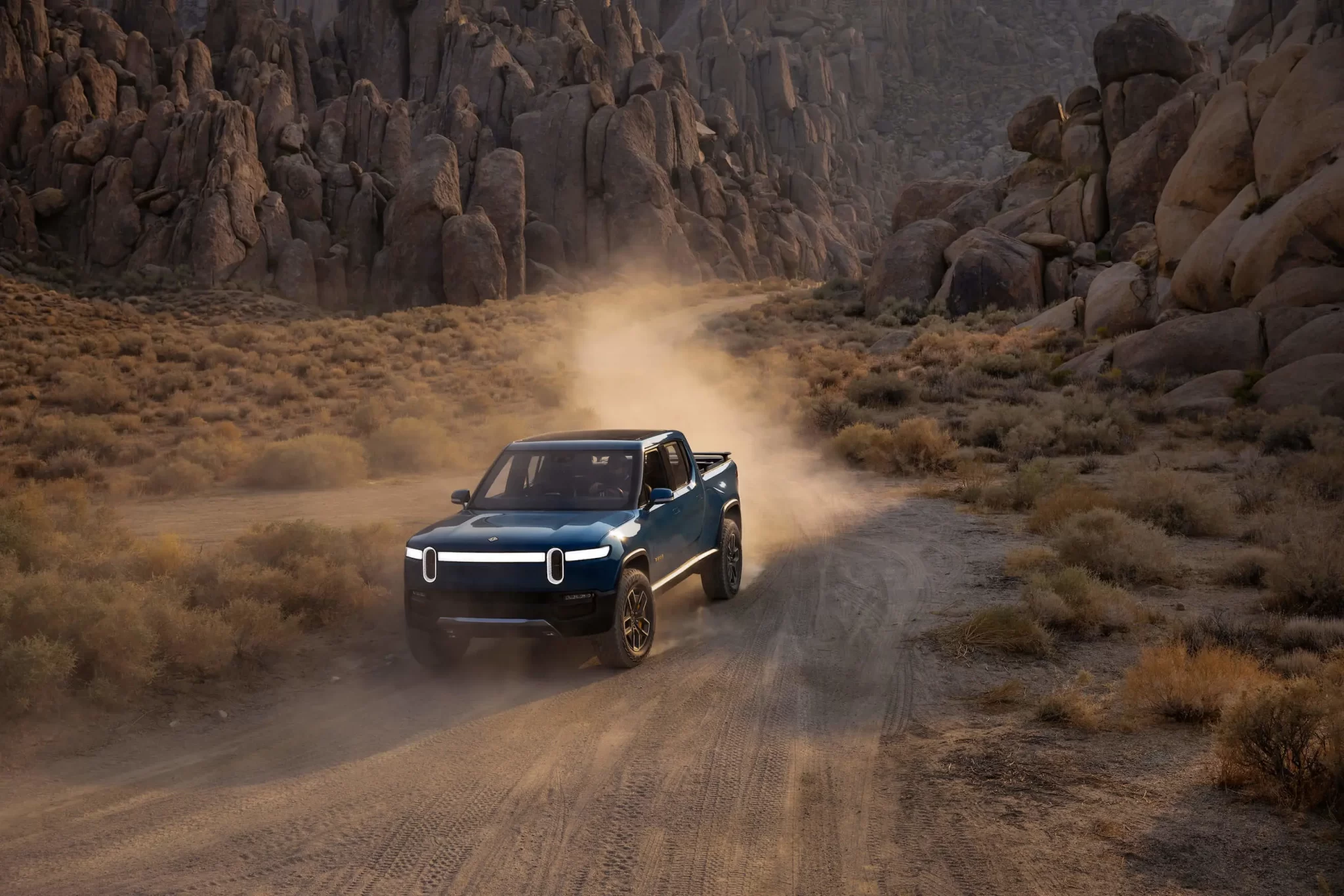 Il Rivian R1T su un sentiero sterrato. Credits: Rivian