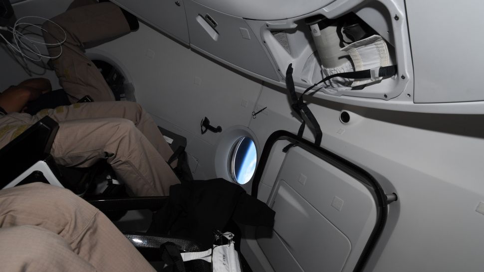Il bagno della Crew Dragon fotografato dall'astronauta francese Thomas Pesquet