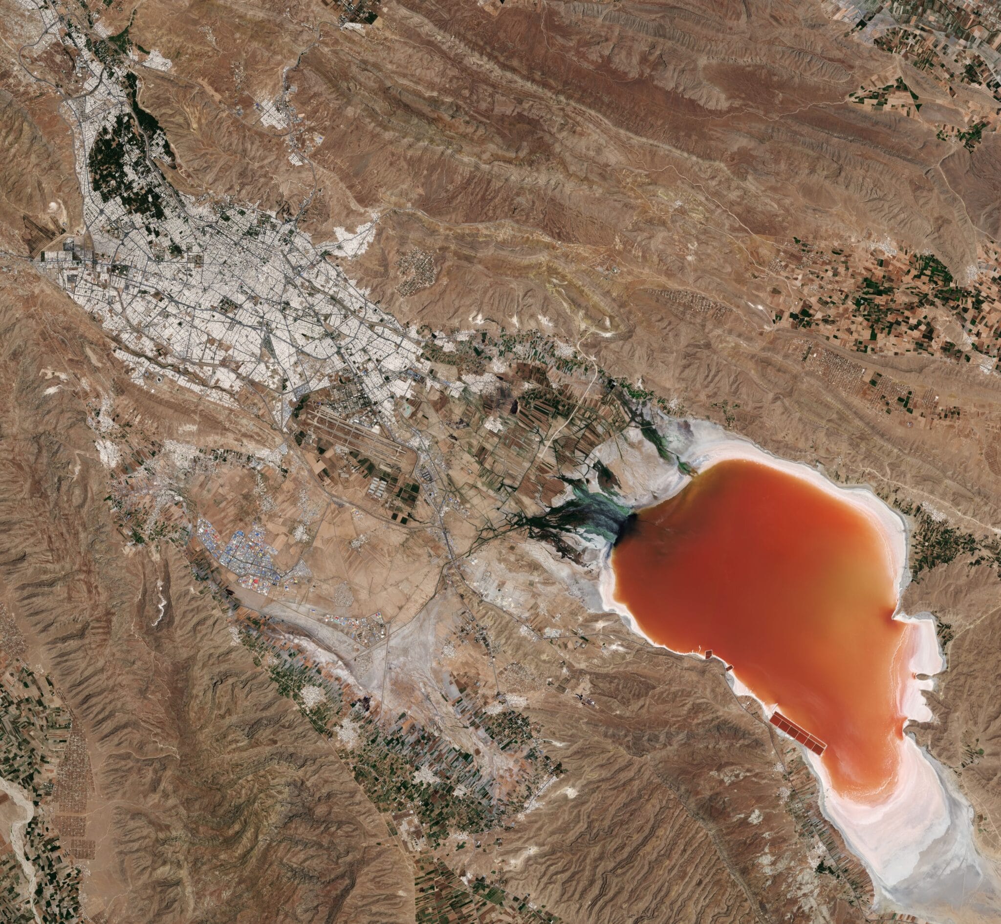 Il Lago Maharloo e la vicina città di Shiraz fotografate dal satellite Sentinel-2. Credits: ESA