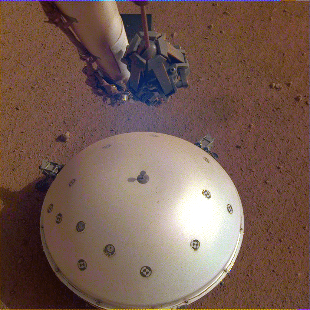 Il sismometro di InSight (Seismic Experiment for Interior Structure) che ha rilevato i 3 terremoti su Marte. Lo strumento è coperto dal cosiddetto Wind and Thermal Shield. Crediti: NASA/JPL-Caltech.