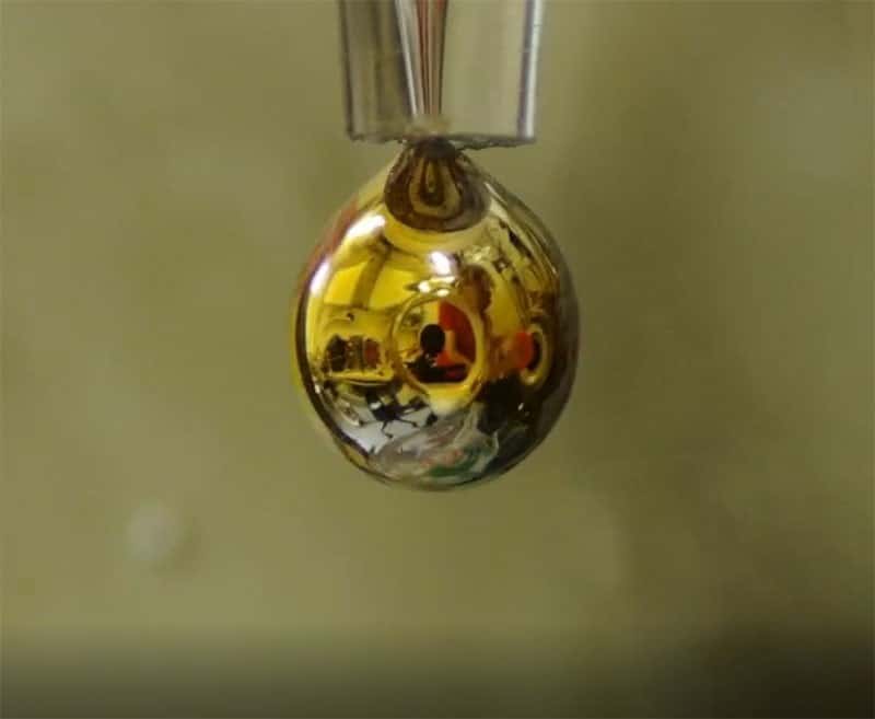 acqua in un metallo dorato