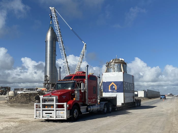 Trasporto del un prefabbricato alla SpaceX. Credit: Boxabl