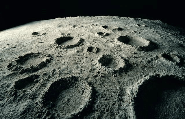 Immagine ravvicinata della superficie lunare con i caratteristici crateri.