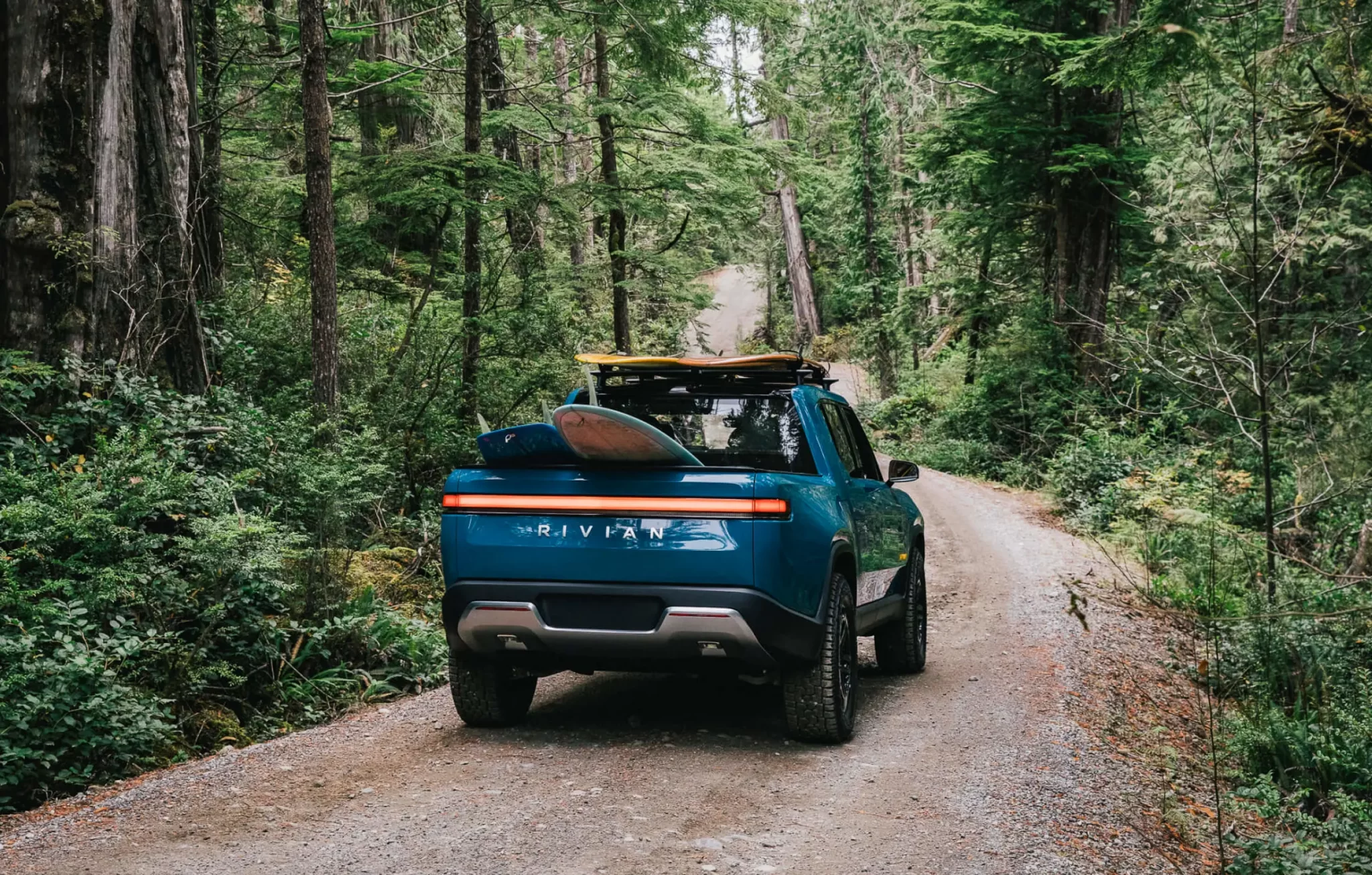 Rivian R1T: è finalmente entrato in produzione il primo pick-up elettrico