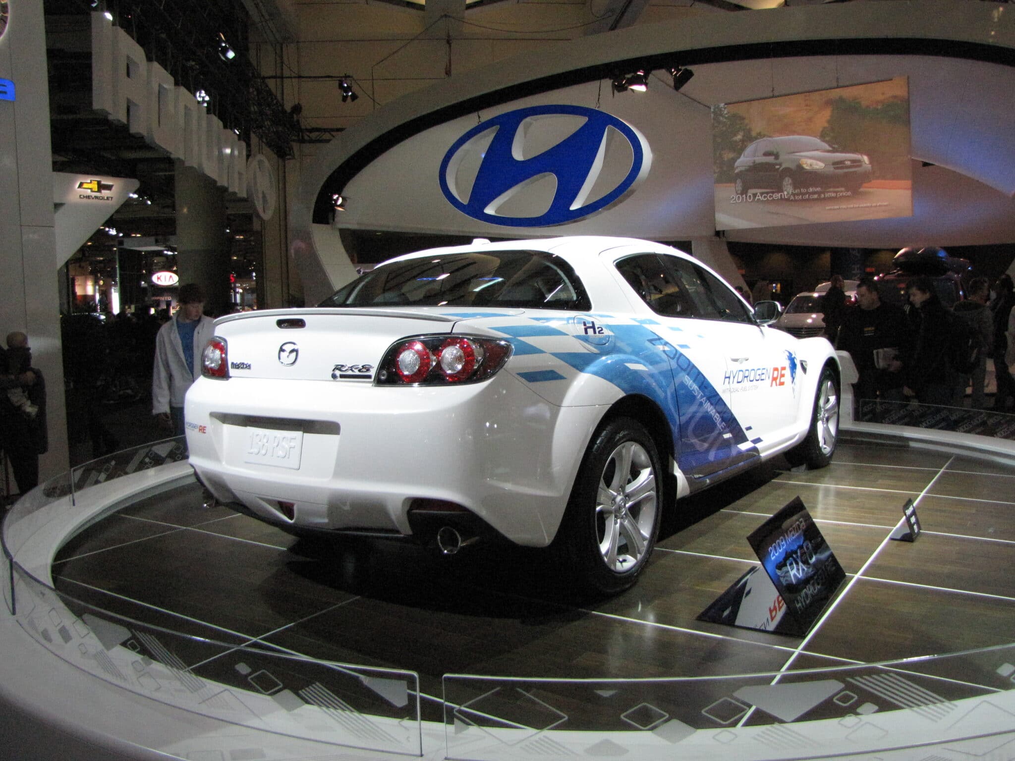 Quando la Mazda RX-8 Hydrogen RE presentò il prototipo al pubblico - Copyright foto: Wikipedia