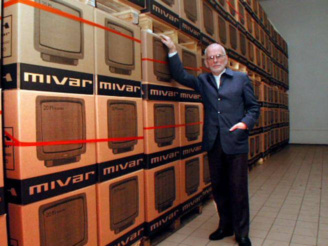 Carlo Vichi nella sua fabbrica ad Abbiategrasso. (Fonte: Corriere)