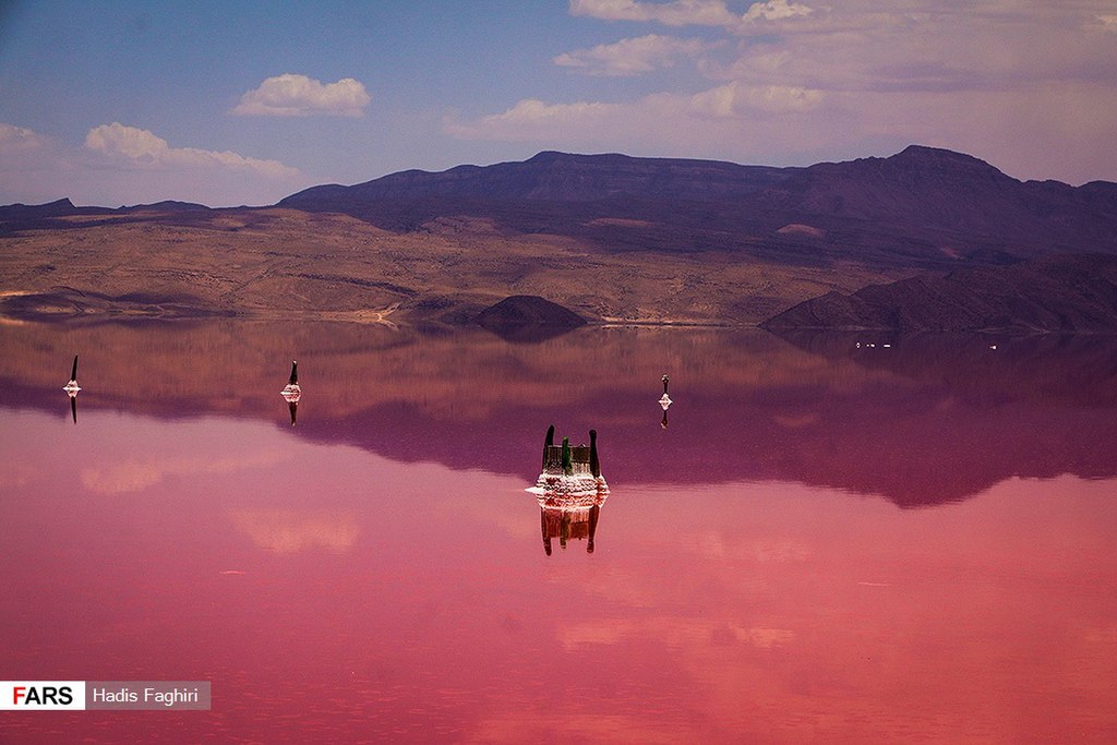 Il Lago Rosa in Iran con i suoi colori spettacolari. Credits: Fars News Agency, CC BY 4.0