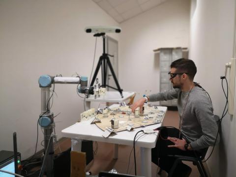 I test effettuati in laboratorio dimostrano come il tempismo sia di aiuto ai robot per renderli maggiormente collaborativi nelle attività svolte insieme agli esseri umani. Fonte: Università Sant'Anna di Pisa.