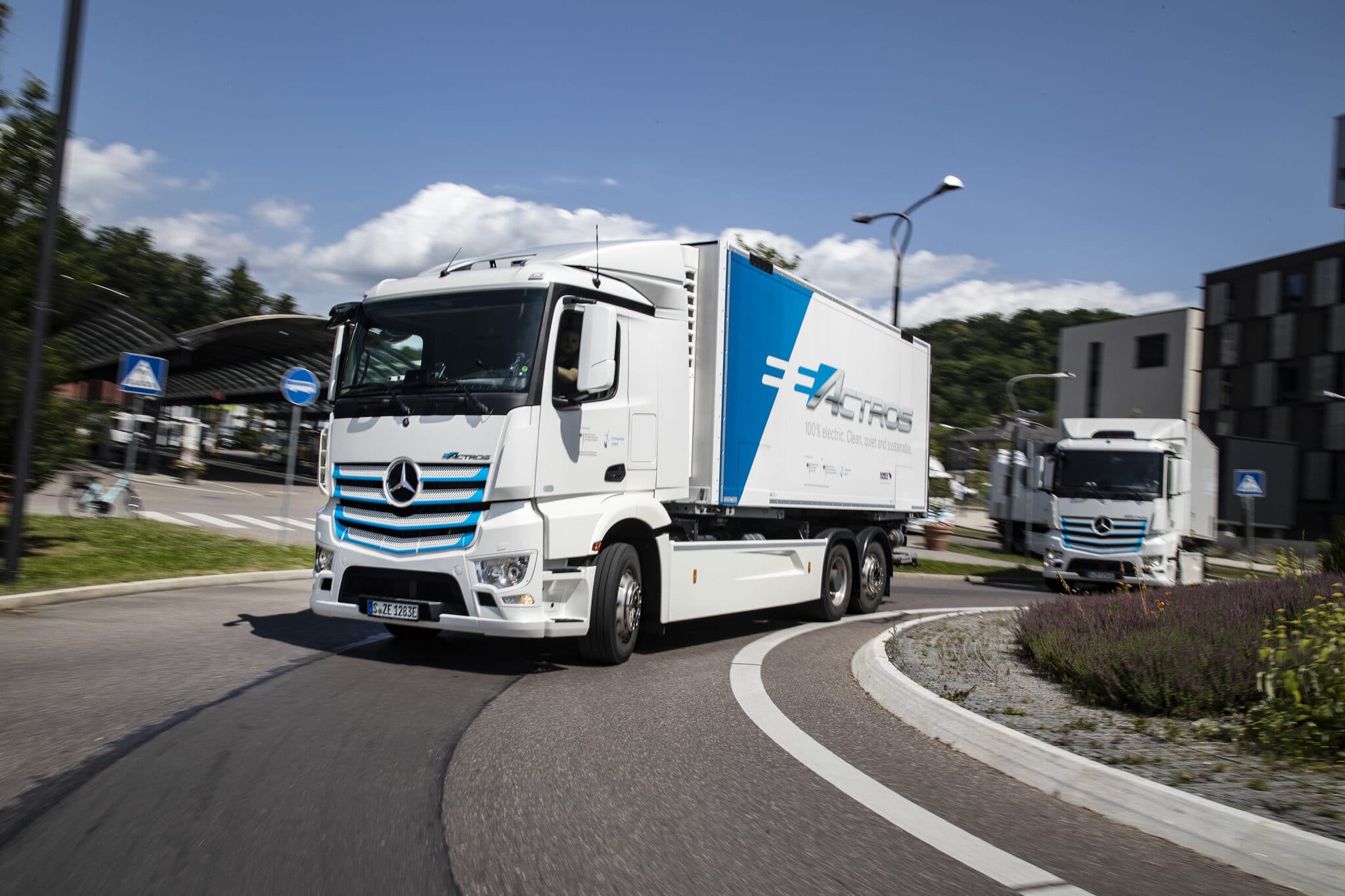 Due esemplari di eActros durante una prova su strada. Credit: Media Mercedes-Benz Italia.