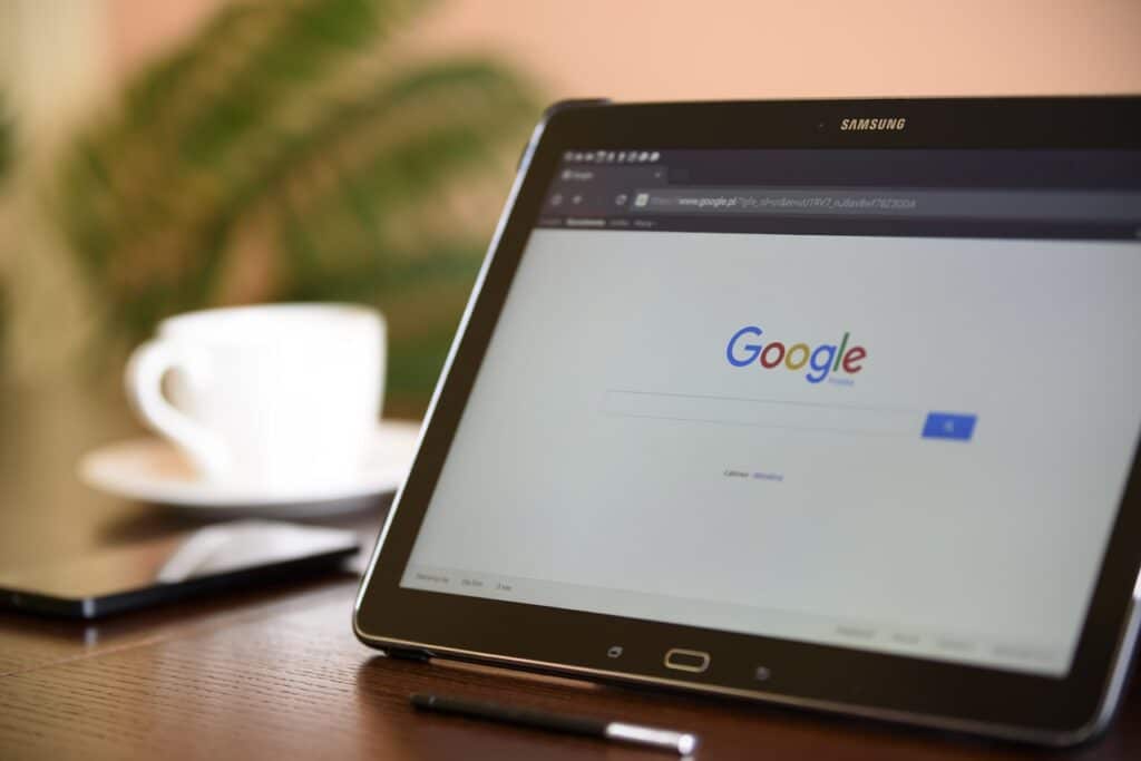 La possibilità di scegliere la dark mode per la homepage Google arriverà per tutti entro metà ottobre.