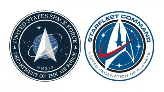 La somiglianza tra il logo della Space Force (sinistra) e il simbolo della sci-fi Star Trek (destra).