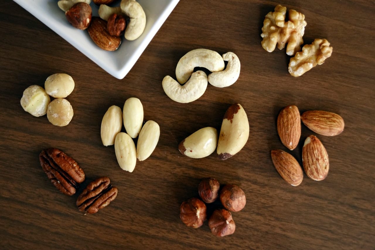 Le noci, insieme ad altri tipi di frutta secca, rappresentano uno spuntino nutriente ed energetico da consumare lontano dai pasti