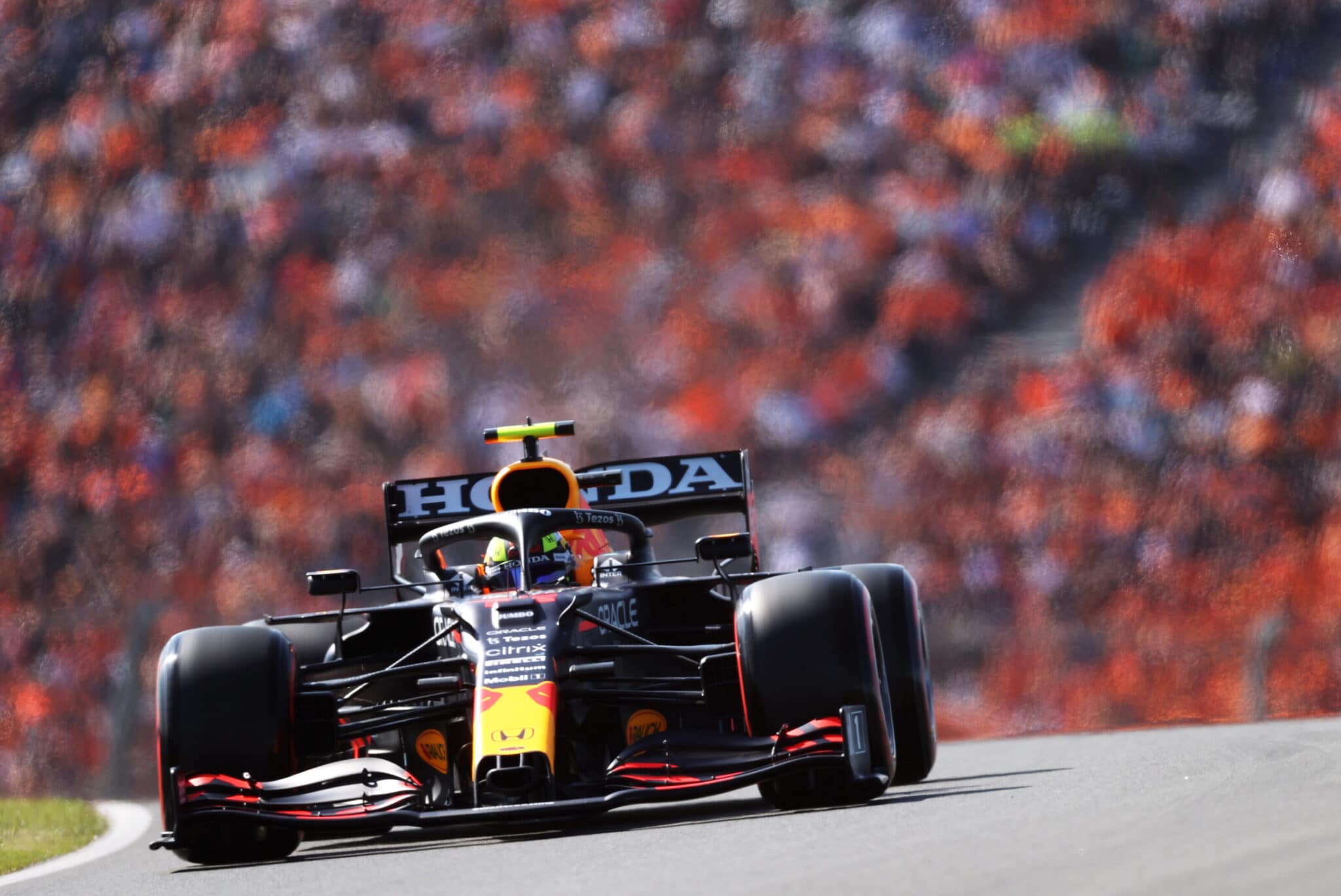 Sergio Perez a Zandvoort. In foto si può notare l'ala posteriore più carica - Copyright foto: Red Bull Content Pool