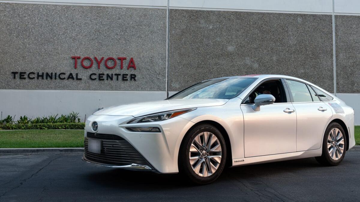 Toyota Mirai, record mondiale: 1360 km percorsi con un pieno di idrogeno - Toyota Mirai, record mondiale: 1360 km percorsi con un pieno di idrogeno