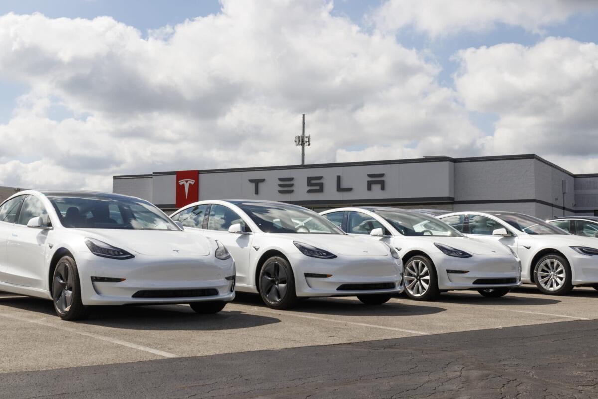 Model 3 da record: la piccola di Tesla batte anche i giganti tedeschi - Indianapolis - Circa September 2019: Tesla electric vehicles awaiting preparation for sale. Tesla EV Model 3, S and X are a key to a cleaner and greener environment XI